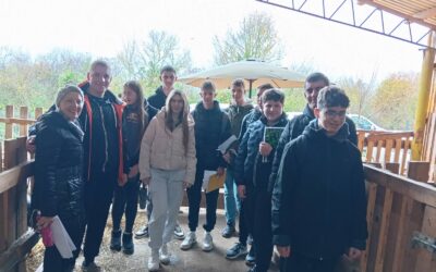 Agrotehničari u posjetu bivšem učeniku škole, mladom poduzetniku i poljoprivredniku